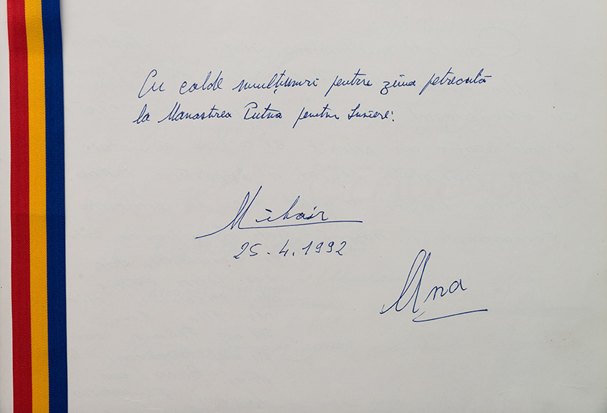 Semnătura Majestăților Sale Regele Mihai I și Regina Ana în Cartea de oaspeți, de Sfintele Paști, 1992.